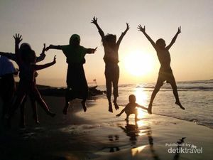 Ada Keriaan Saat Senja di Pantai Pulo Kodok