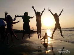 Ada Keriaan Saat Senja di Pantai Pulo Kodok