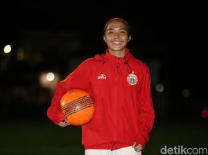 Anggita: Dari Cangkir Kopi ke Lapangan Hijau