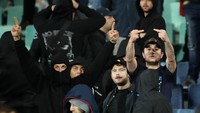 Laga dilanjutkan lagi setelah segelintir pendukung dengan jaket hitam dipaksa meninggalkan stadion. Action Images via Reuters/Carl Recine.