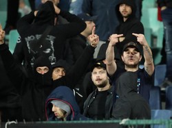 Laga dilanjutkan lagi setelah segelintir pendukung dengan jaket hitam dipaksa meninggalkan stadion. Action Images via Reuters/Carl Recine.