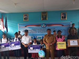 Mendikbud Bagikan KIP ke 1.030 Siswa di Wamena