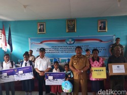 Mendikbud Bagikan KIP ke 1.030 Siswa di Wamena