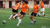 Tim sepakbola putri DKI Jakarta tampak serius mengikuti latihan persiapan Prakualifikasi PON 2020.