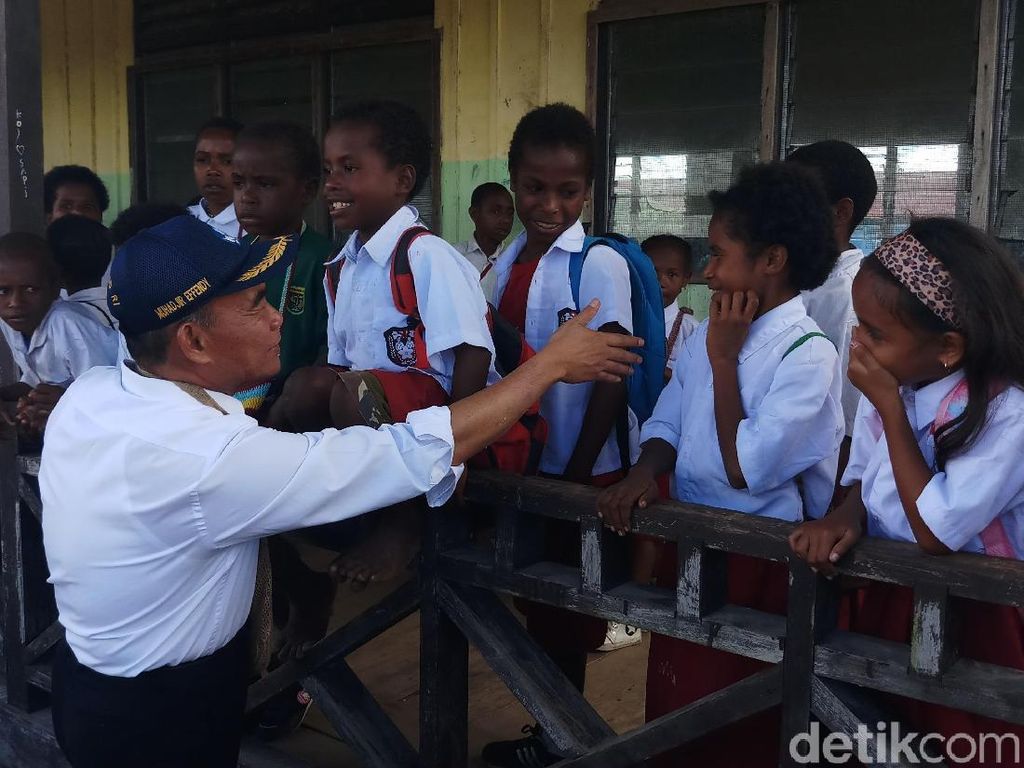 Mendikbud Cek Kondisi Ruang Belajar untuk Siswa Pengungsi di Nduga Mendikbud Cek Kondisi Ruang Belajar untuk Siswa Pengungsi di Nduga