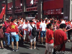 Suporter Vietnam yang Percaya Diri di Stadion Kapten I Wayan Dipta