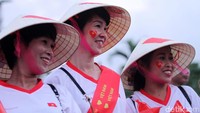 Beberapa suporter Vietnam datang dengan memaki caping.