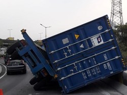 Rem Blong, Truk Trailer Terguling di Tol Wiyoto Wiyono