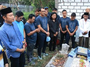Mengenang Sang Legenda, Persela Ziarah ke Makam Choirul Huda