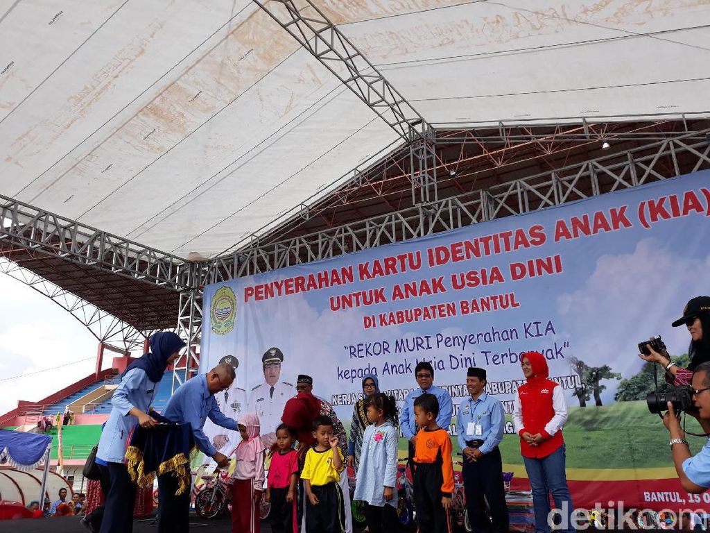 10 Ribu Anak di Bantul Terima Kartu Identitas 10 Ribu Anak di Bantul Terima Kartu Identitas