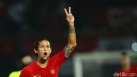 Irfan Bachdim berhasil memperkecil skor jelang babak kedua berakhir.