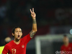 Irfan Bachdim berhasil memperkecil skor jelang babak kedua berakhir.