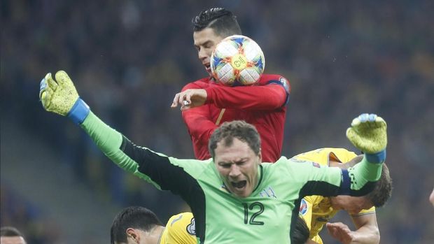 Cristiano Ronaldo sempat kesulitan membobol gawang Ukraina dari permainan terbuka.