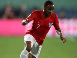 Aksi Raheem Sterling mengontrol bola. Action Images via Reuters/Carl Recine.
