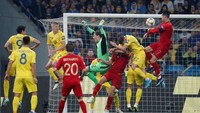 Portugal berusaha mengejar ketinggalan, salah satunya lewat tandukan Ronaldo. REUTERS/Valentyn Ogirenko.