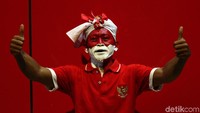Suporter Indonesia datang dengan mengenakan jersy timnas. Sebagian dari mereka juga memakai ikat kepala merah putih.