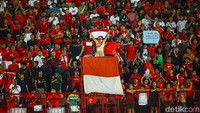 Para suporter tuan rumah terus memberikan dukungan dari tribun stadion. Bahkan di antara mereka tampak membentangkan bendera merah putih.