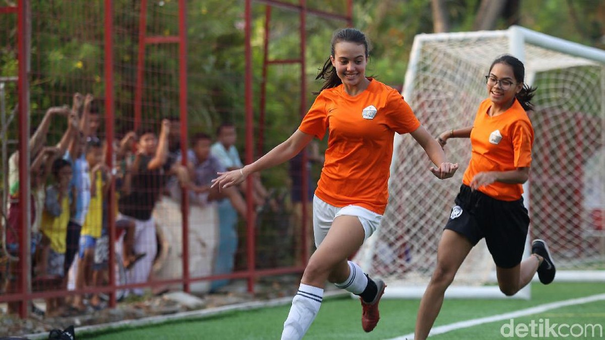 Portia Fischer saat berlatih bersama sepakbola putri DKI Jakarta menuju PraPON 2020. (Agung Pambudhy/detikSport)