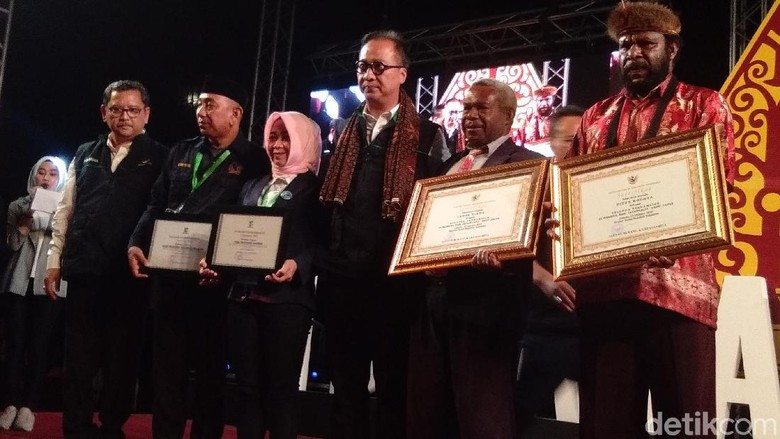 2 Tokoh Papua Terima Penghargaan Pelopor Perdamaian dari Mensos