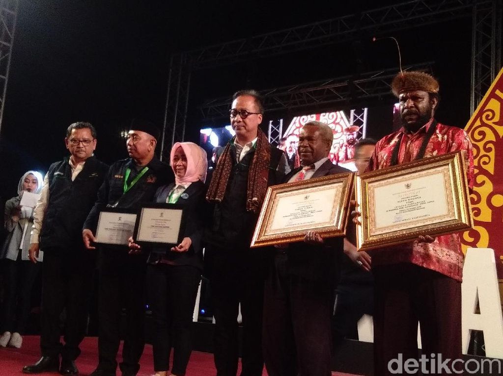 2 Tokoh Papua Terima Penghargaan Pelopor Perdamaian dari Mensos 2 Tokoh Papua Terima Penghargaan Pelopor Perdamaian dari Mensos