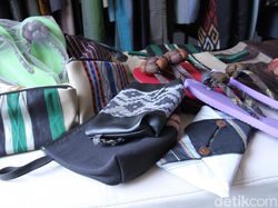 Melawan Serbuan Impor, Sarung Ibun Menjelma Jadi Blazer yang Mendunia