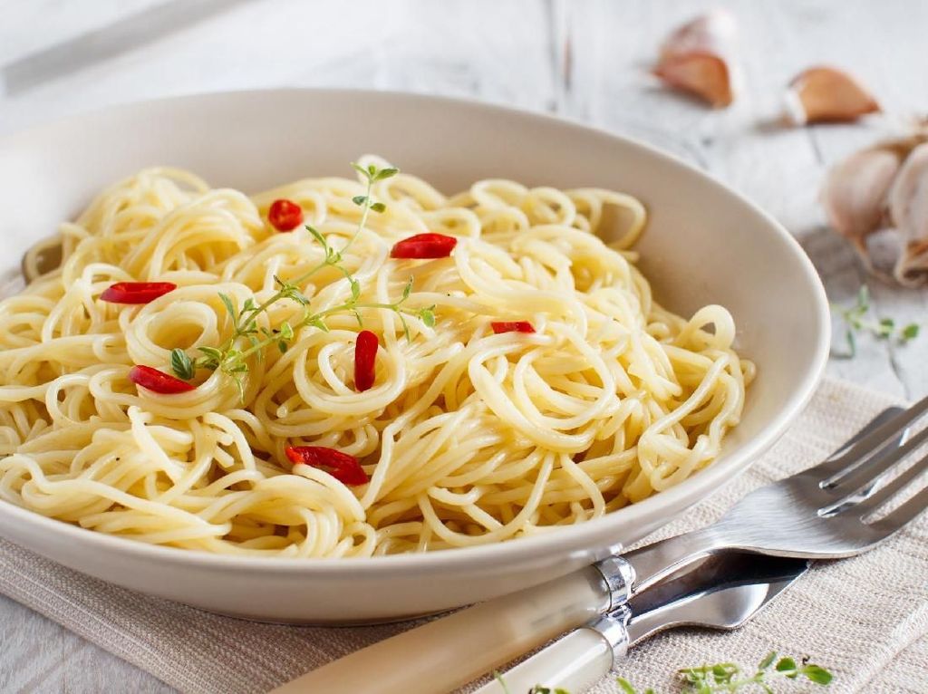 Yuk, Bikin Spaghetti Aglio Olio yang Praktis Buat Sarapan! Yuk, Bikin Spaghetti Aglio Olio yang Praktis Buat Sarapan!