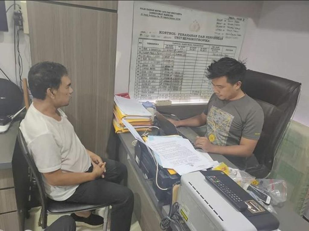 Penampakan Sutradara Amir Mirza Gumay yang Ditangkap karena Sabu Penampakan Sutradara Amir Mirza Gumay yang Ditangkap karena Sabu