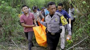 Proses Evakuasi Mayat Dalam Karung yang Bikin Geger Pekalongan