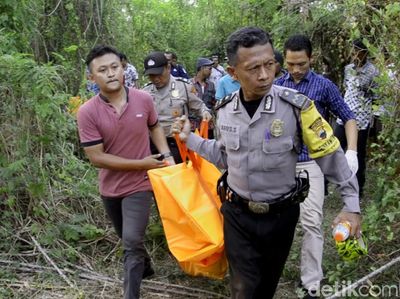 Proses Evakuasi Mayat Dalam Karung yang Bikin Geger Pekalongan
