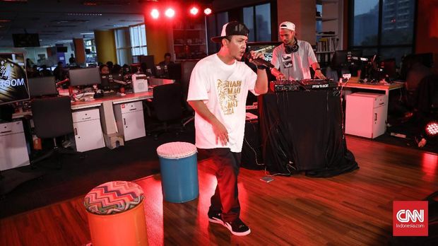 Live Streaming Music at Newsroom: Tuan Tigabelas