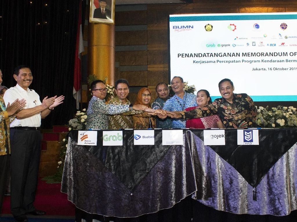 Grab Kerja Sama Bareng PLN Kembangkan Kendaraan Listrik Grab Kerja Sama Bareng PLN Kembangkan Kendaraan Listrik