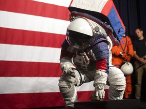Lebih Dekat dengan Baju Astronaut Baru NASA Buat ke Bulan Lebih Dekat dengan Baju Astronaut Baru NASA Buat ke Bulan