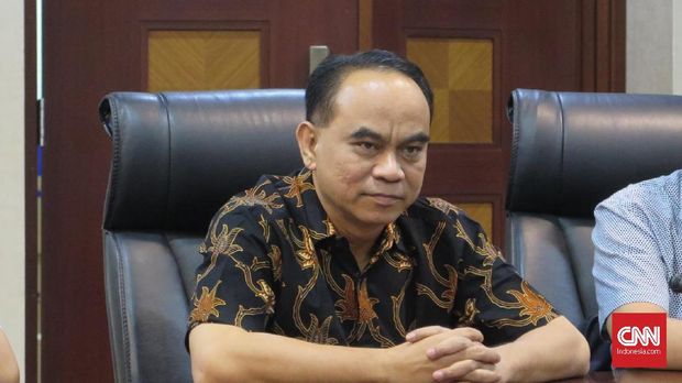Ketua Umum Projo Budi Arie Setiadi mengatakan pembatalan parade budaya sesuai dengan arahan Presiden Joko Widodo, di Kantor Staf Presiden (KSP), Jakarta, Rabu (16/10).