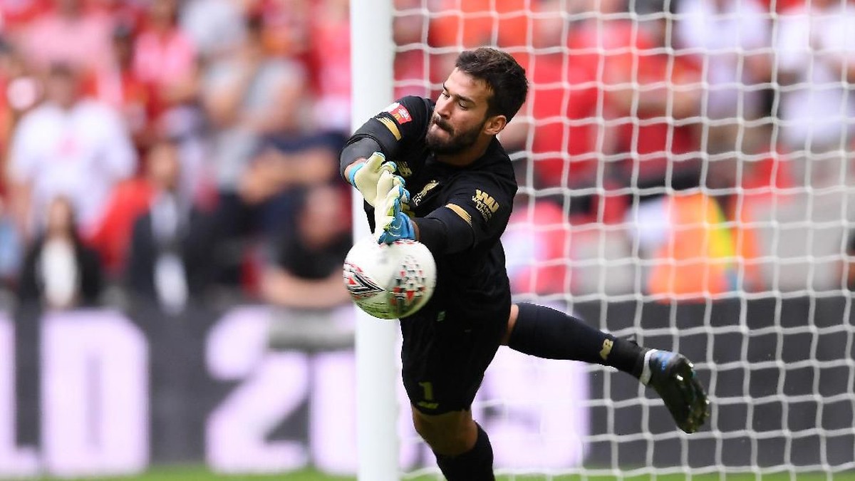 Sudah berlatih, Alisson bakal main lawan Manchester United akhir pekan ini? (Laurence Griffiths/Getty Images)