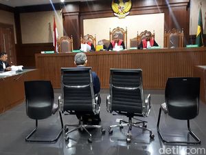 Eks Direktur Krakatau Steel Dituntut 2 Tahun Penjara Eks Direktur Krakatau Steel Dituntut 2 Tahun Penjara