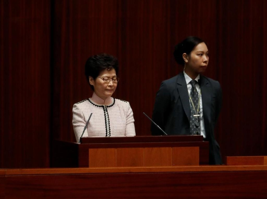 Detik-detik Pidato Pemimpin Hong Kong Digagalkan Pendemo Detik-detik Pidato Pemimpin Hong Kong Digagalkan Pendemo