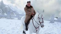 Foto: Kim Jong Un & Gunung Paling Suci di Korea Utara