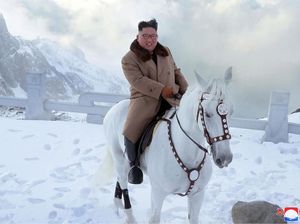 Foto: Kim Jong Un & Gunung Paling Suci di Korea Utara