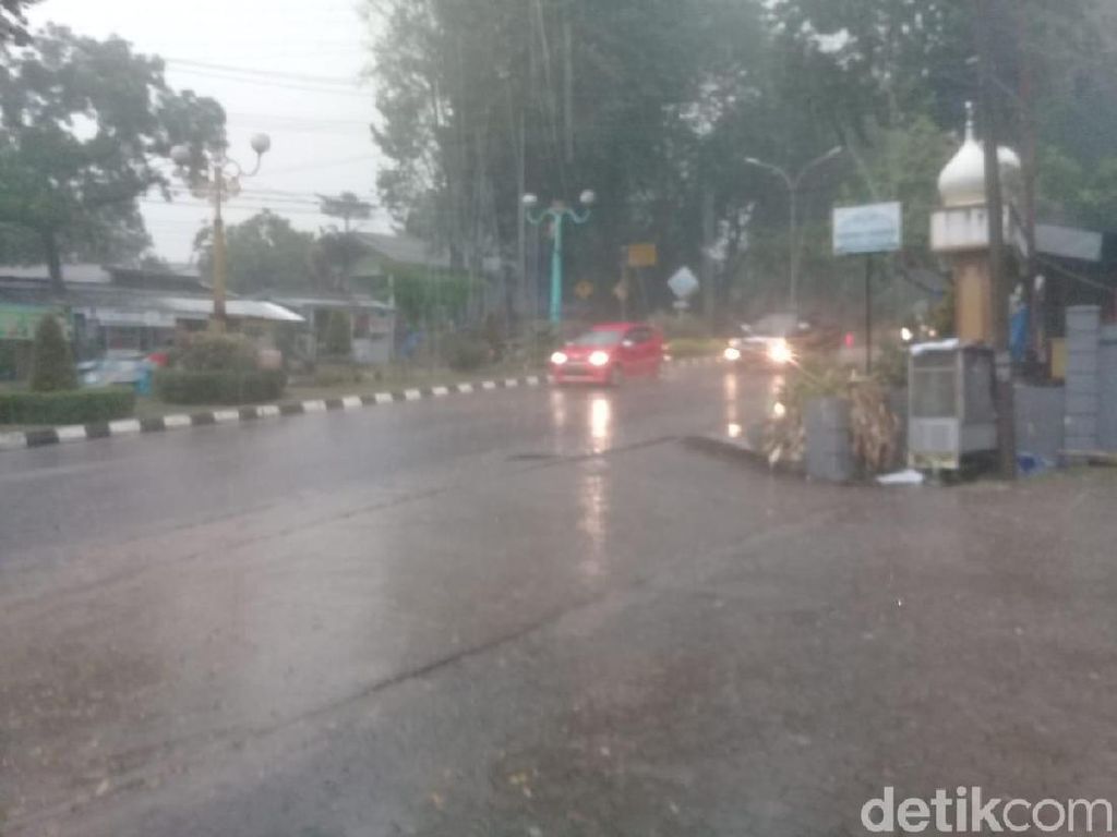 Video Hujan Deras Guyur Jambi, Asap Masih Mengancam Video Hujan Deras Guyur Jambi, Asap Masih Mengancam