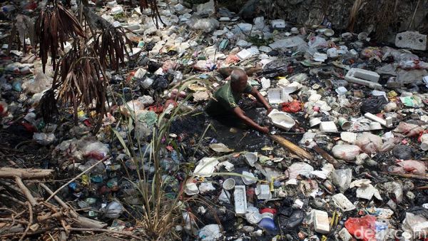 Lautan Sampah Masih Memenuhi Kali Bahagia di Bekasi
