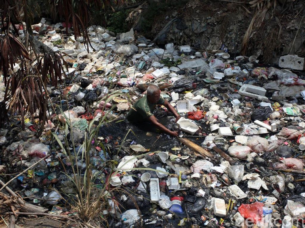 Lautan Sampah Masih Memenuhi Kali Bahagia di Bekasi