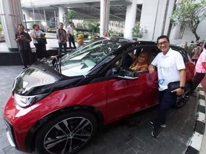 Luhut Ingin PNS Pakai Kendaraan Dinas Listrik di Tahun 2021