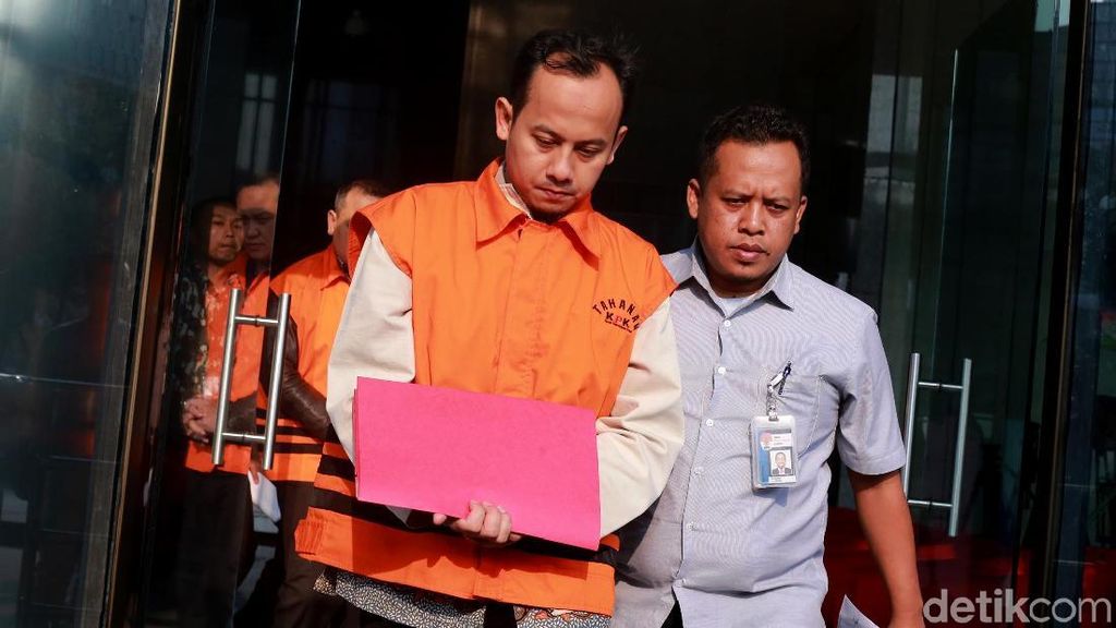 Jaksa Satriawan Sulaksono Tertunduk Usai Diperiksa KPK Jaksa Satriawan Sulaksono Tertunduk Usai Diperiksa KPK