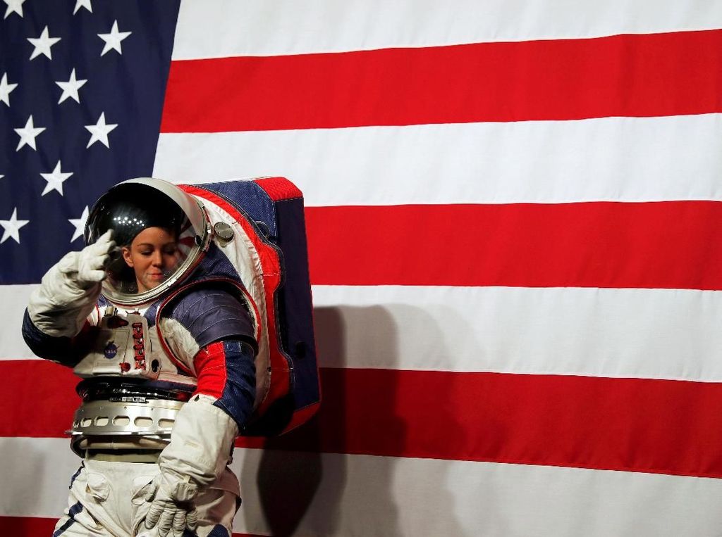 NASA Ungkap Kostum Canggih Buat Manusia di Bulan NASA Ungkap Kostum Canggih Buat Manusia di Bulan
