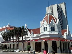 Gedung di Surabaya Ini Dulunya Tempat Dansa Dansi Meneer & Mevrouw Gedung di Surabaya Ini Dulunya Tempat Dansa Dansi Meneer & Mevrouw