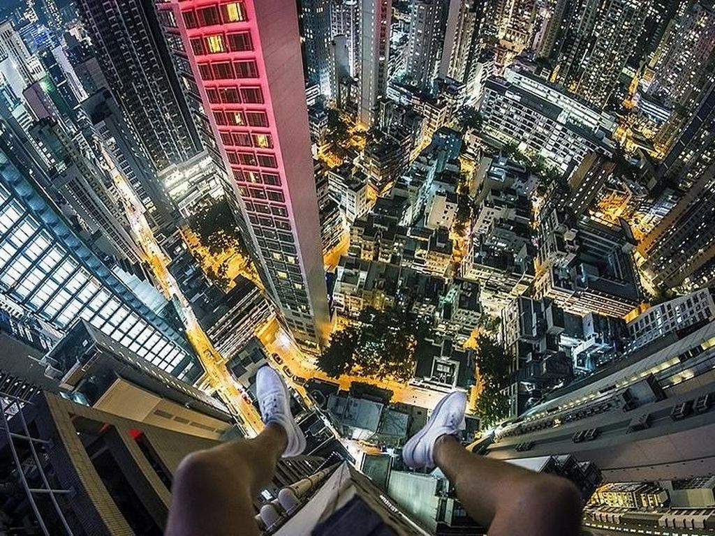 Menantang Maut di Atas Gedung Pencakar Langit Hong Kong Menantang Maut di Atas Gedung Pencakar Langit Hong Kong