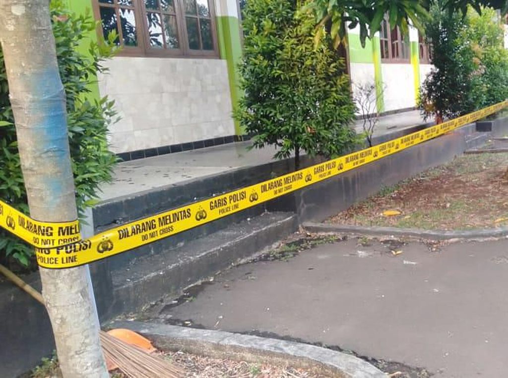 SMK Izzata Depok Rusak Diserang, Diduga Imbas Tawuran Pelajar SMK Izzata Depok Rusak Diserang, Diduga Imbas Tawuran Pelajar