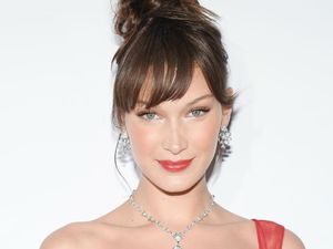 Ucapkan Tahun Baru, Gaya Bella Hadid Pakai Celana Melorot Bikin Salfok