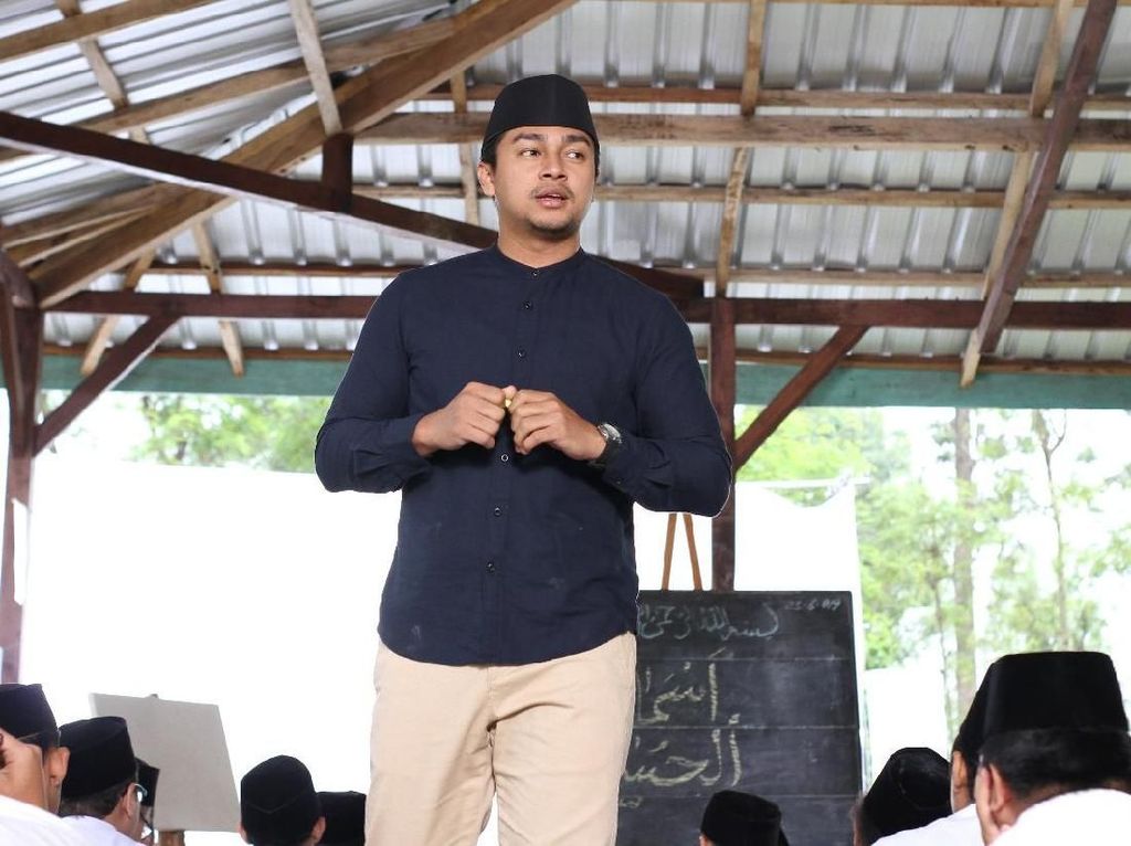 Beda Deva Mahenra dengan Kiblat di 99 Nama Cinta Beda Deva Mahenra dengan Kiblat di 99 Nama Cinta
