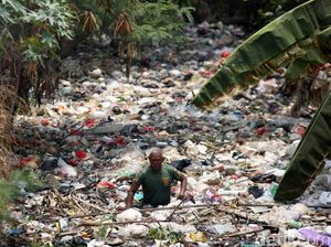 Sampah Kembali, Pemkab Bekasi akan Gusur Bangunan Liar Sekitar Kali Bahagia Sampah Kembali, Pemkab Bekasi akan Gusur Bangunan Liar Sekitar Kali Bahagia